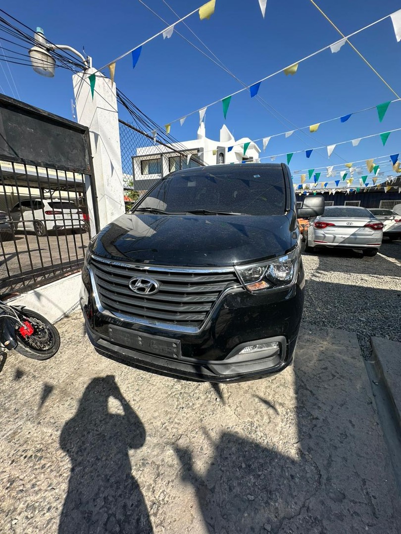 jeepetas y camionetas - HYUNDAI GRAND STAREX 2020 NEGRA