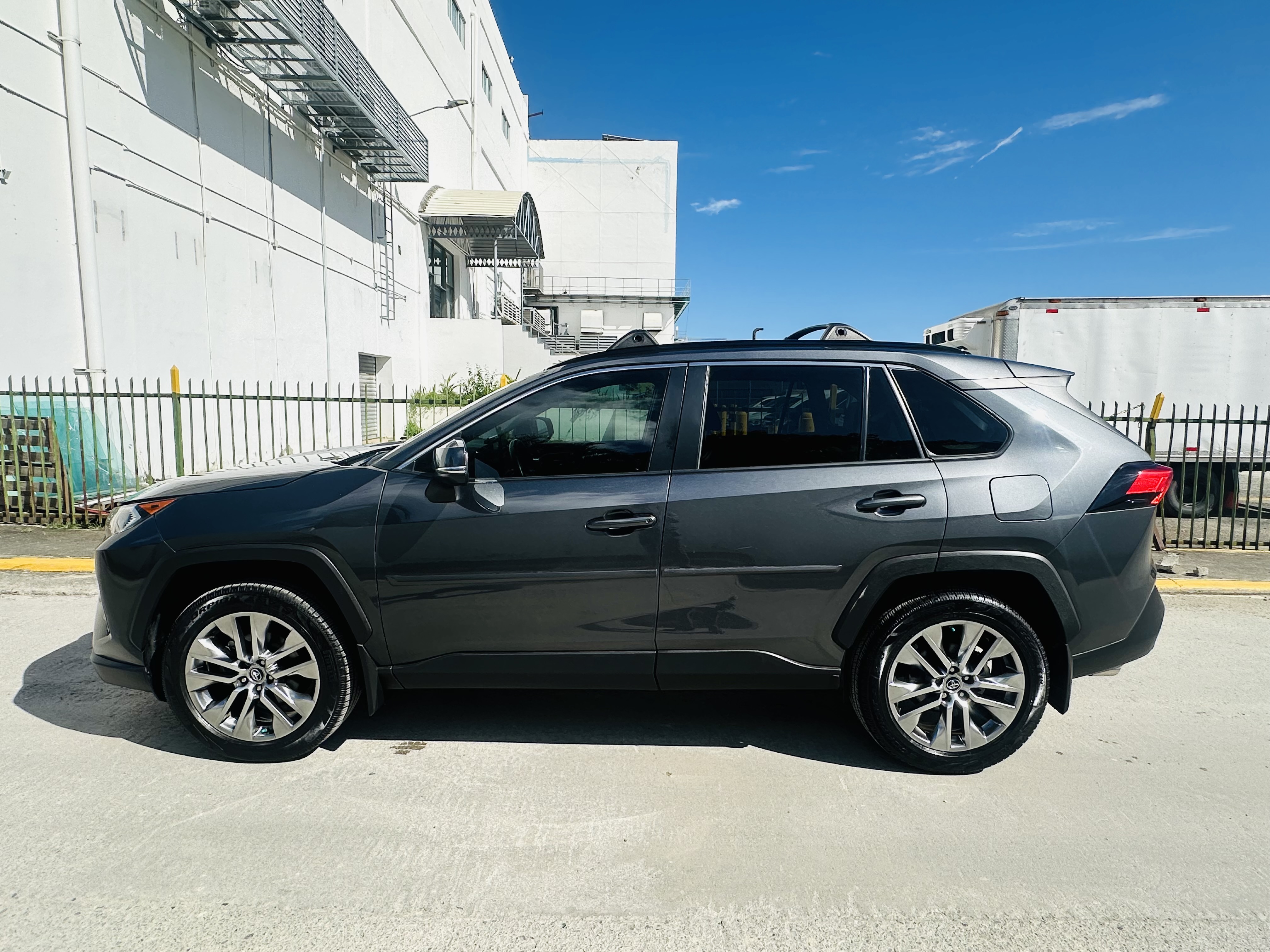 jeepetas y camionetas - TOYOTA RAV4 2019 XLE PREMIUM 2