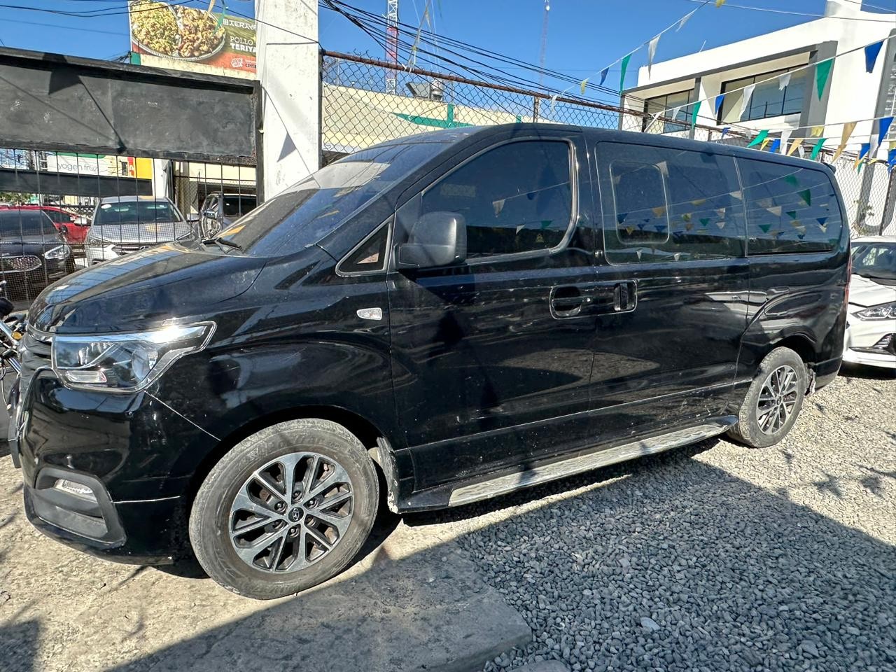 jeepetas y camionetas - HYUNDAI GRAND STAREX 2020 NEGRA 1