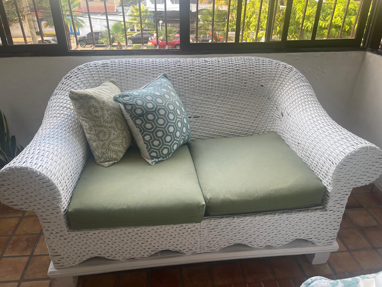 muebles y colchones - VENDO SOFA EN MIMBRE PINTADO EN BLANCO  2 ASIENTOS