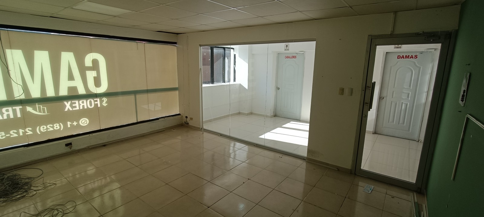 oficinas y locales comerciales - Local con divisiones para oficina en plaza comercial 50mt2 0