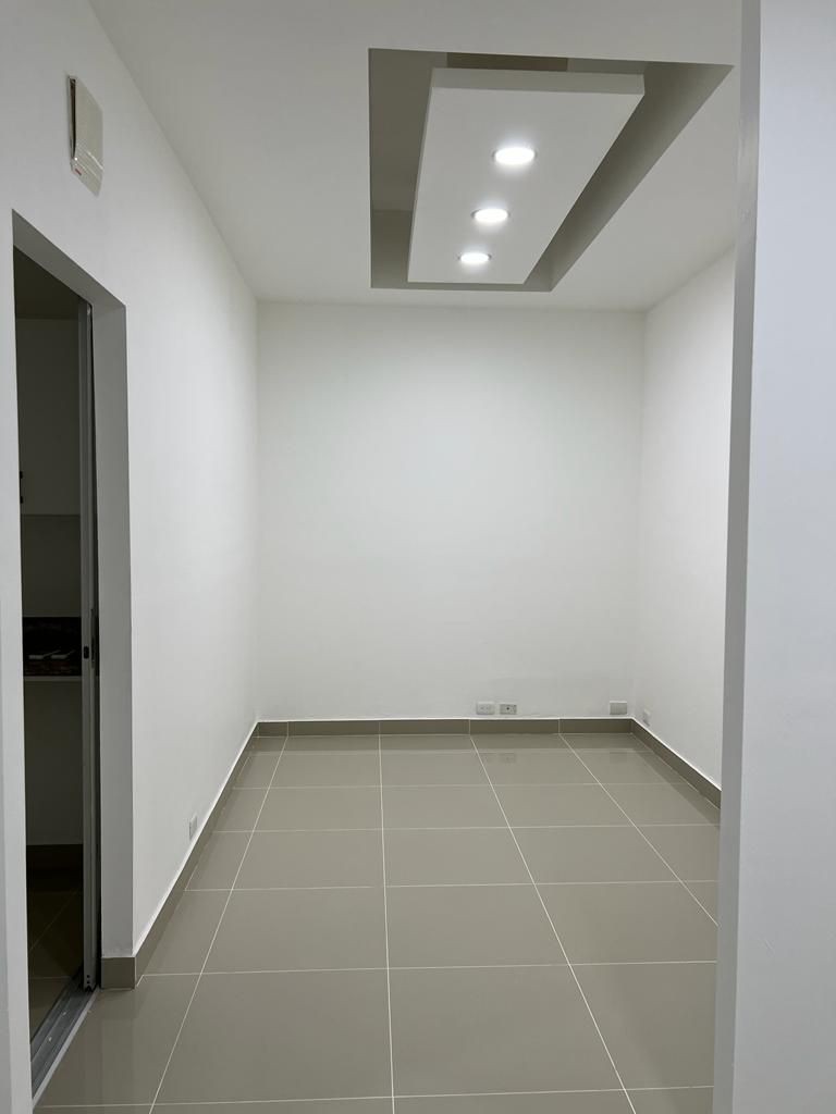 oficinas y locales comerciales - La Julia oficina de 130m2 4 parqueos 3er piso ascensor 