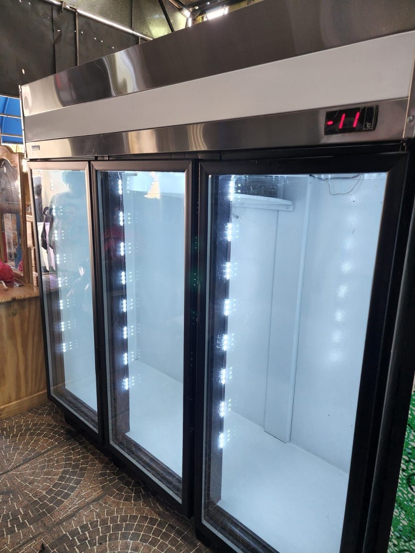 equipos profesionales - Freezer Refrigerador Conservador Farco de 3 puertas exhibidoras de cristal 2