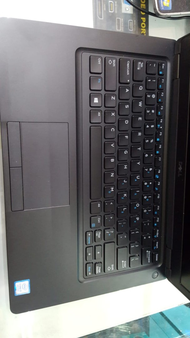 computadoras y laptops - Laptop, Dell Latitude 5490 / 8th Gen, Intel Core i7 / 16GB DDR4 / 300GB SSD 2