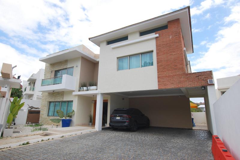 casas - Casa en La Julia, 4 Dormitorios, estudio y piscina