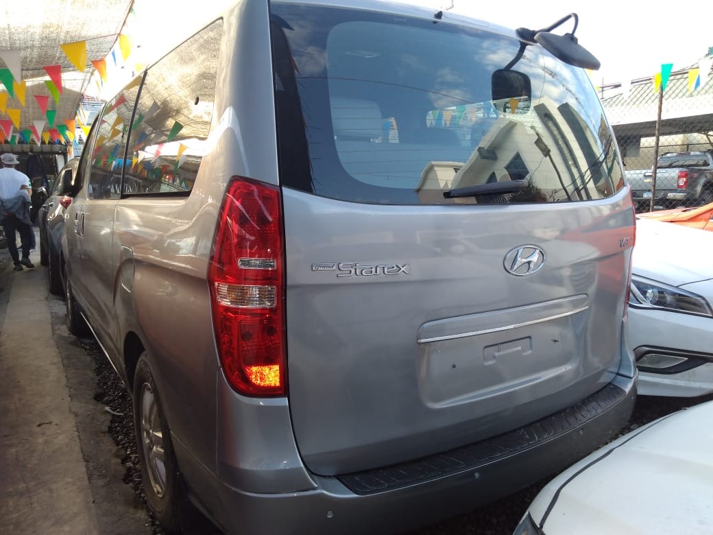 jeepetas y camionetas - HYUNDAI GRAND STAREX 2017 GRIS 4