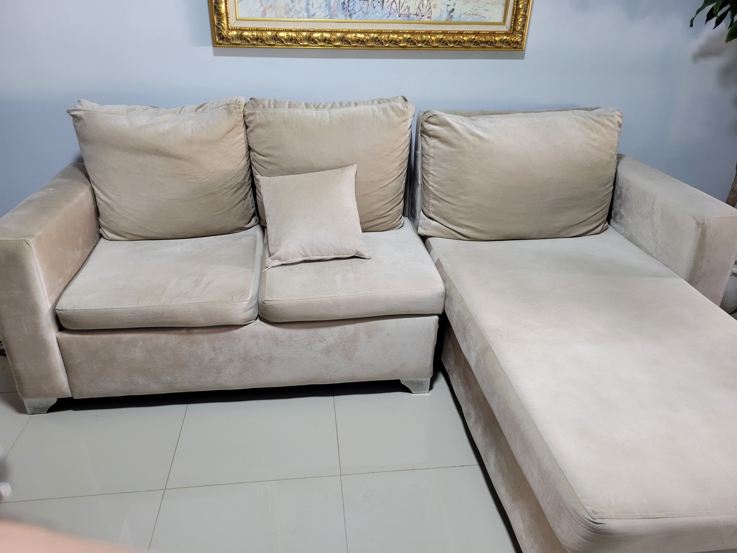 muebles y colchones - Mueble en L de tres plazas, usado en buenas condiciones, color crema.
 1