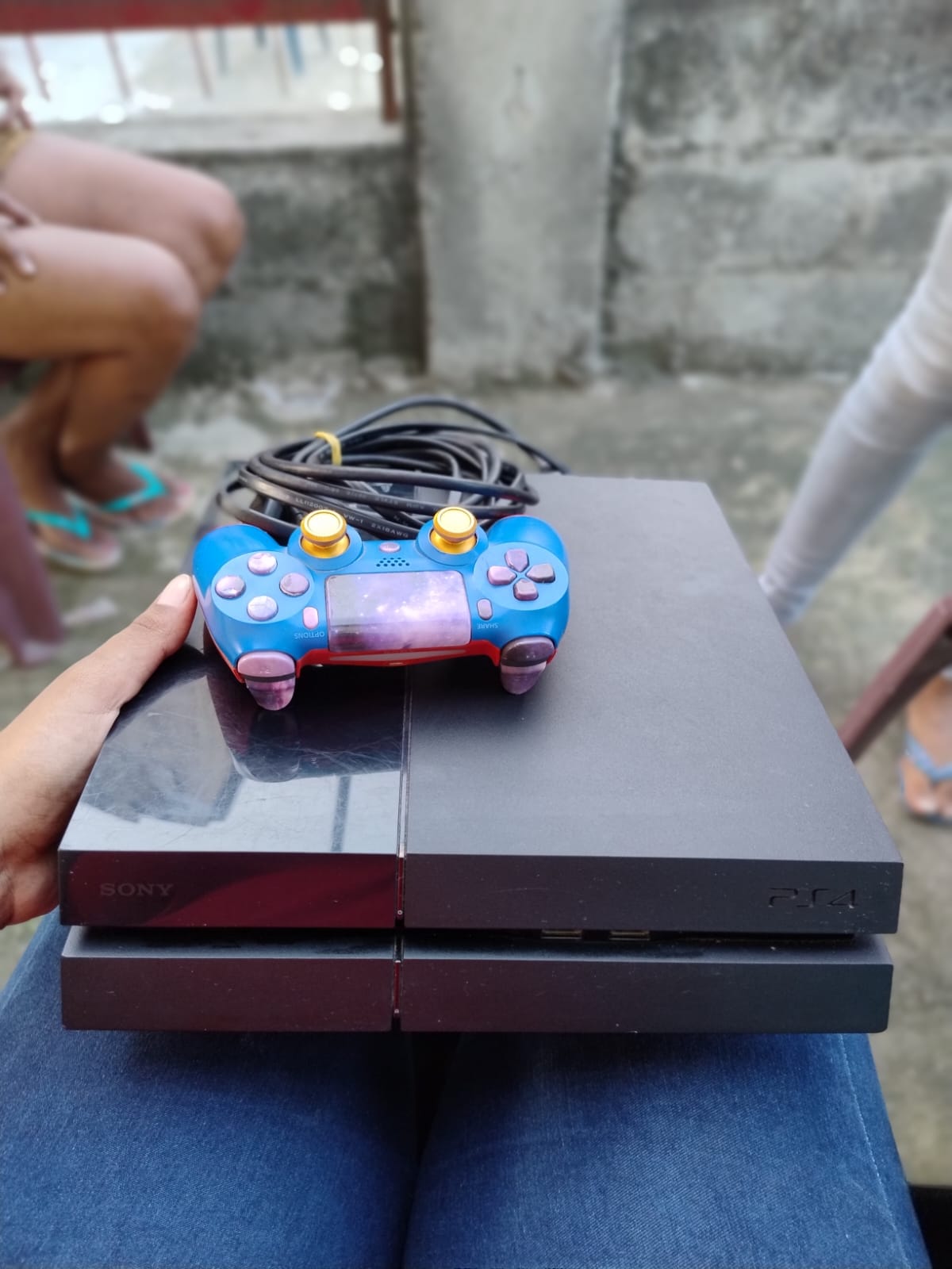 consolas y videojuegos - PS4 de 635 esta haqueado funciona al 100 tiene todo sus accesorios