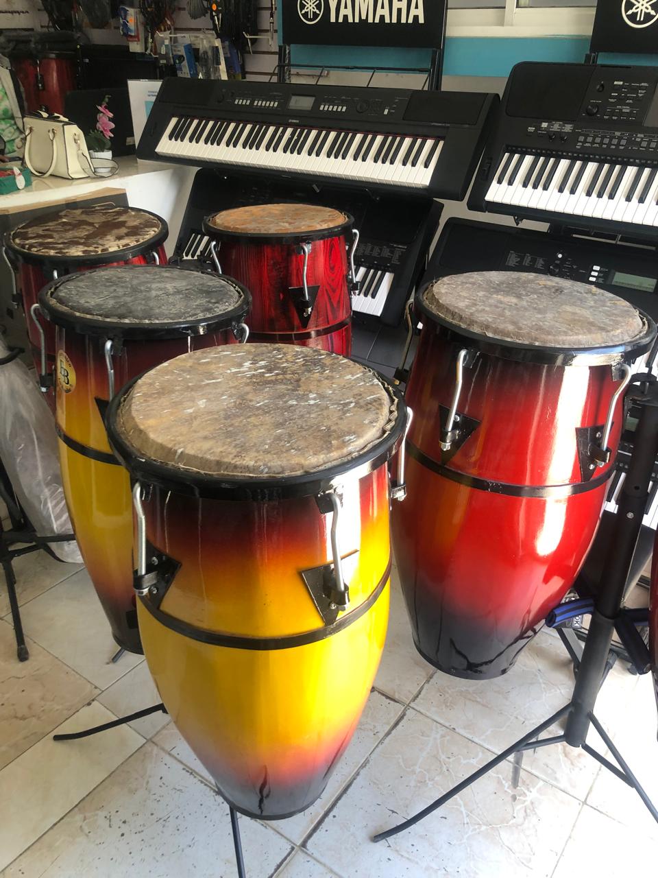 instrumentos musicales - Congas Criollas con su pedestal de Colores Diferen 1