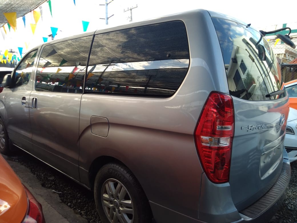 jeepetas y camionetas - HYUNDAI GRAND STAREX 2017 GRIS 2