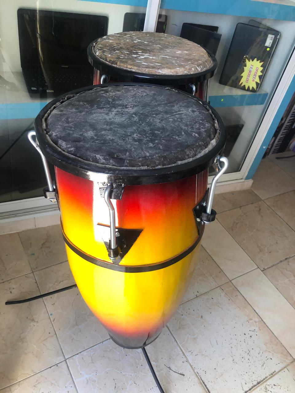 instrumentos musicales - Congas Criollas con su pedestal de Colores Diferen 2