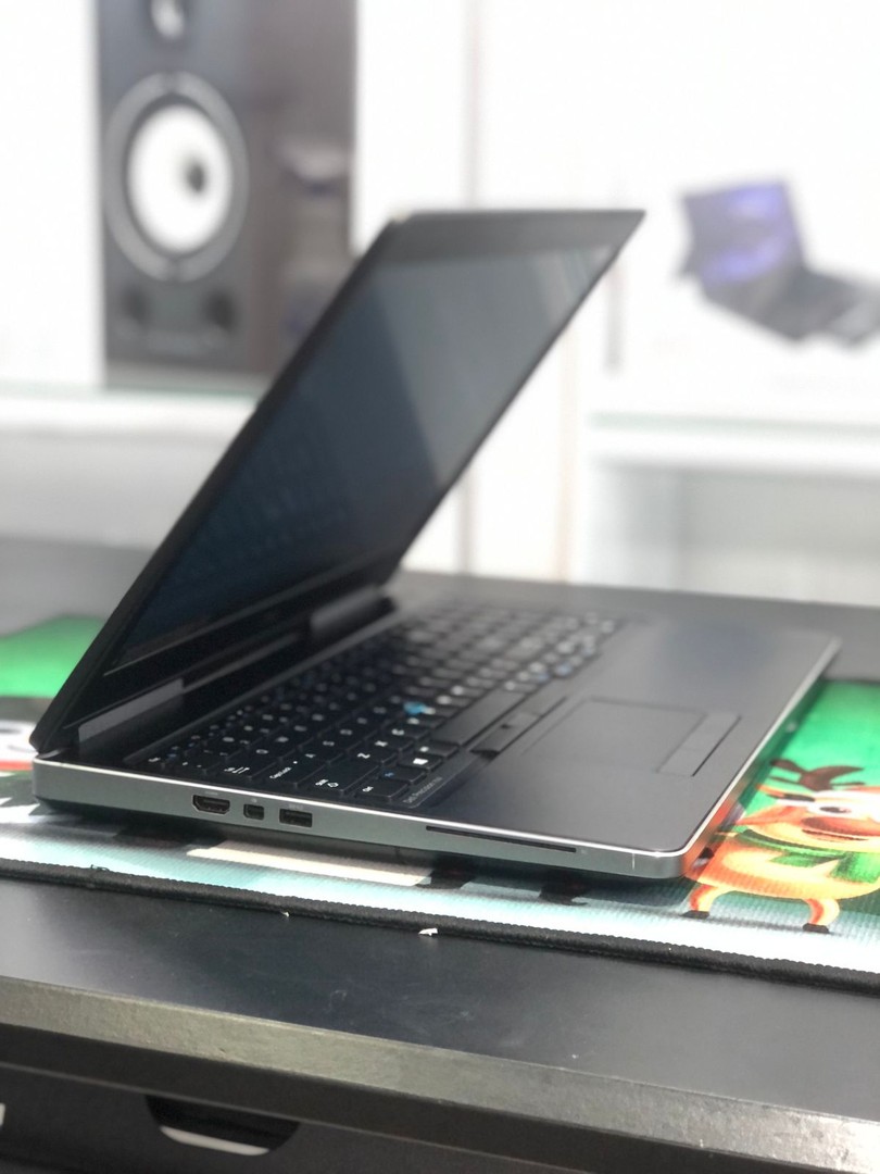 computadoras y laptops - Laptop Dell Precision 7510 i7 de 6Ta, 8GB de Ram DDR4 256GB SSD Nvidia M800M 4GB 3