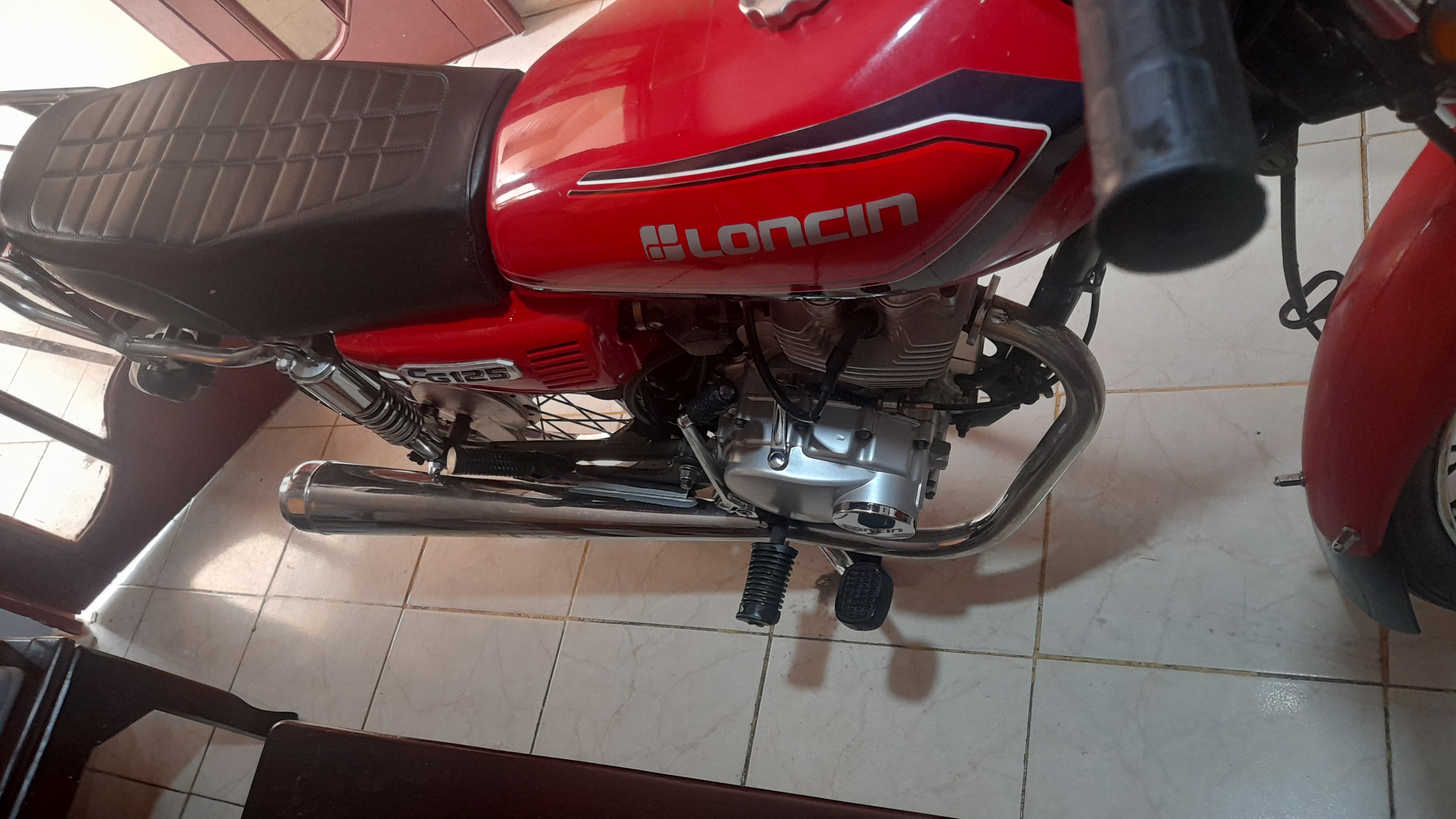 motores y pasolas - vendo loncin 125 esta en muy buenas condiciones tiene todo al día  1