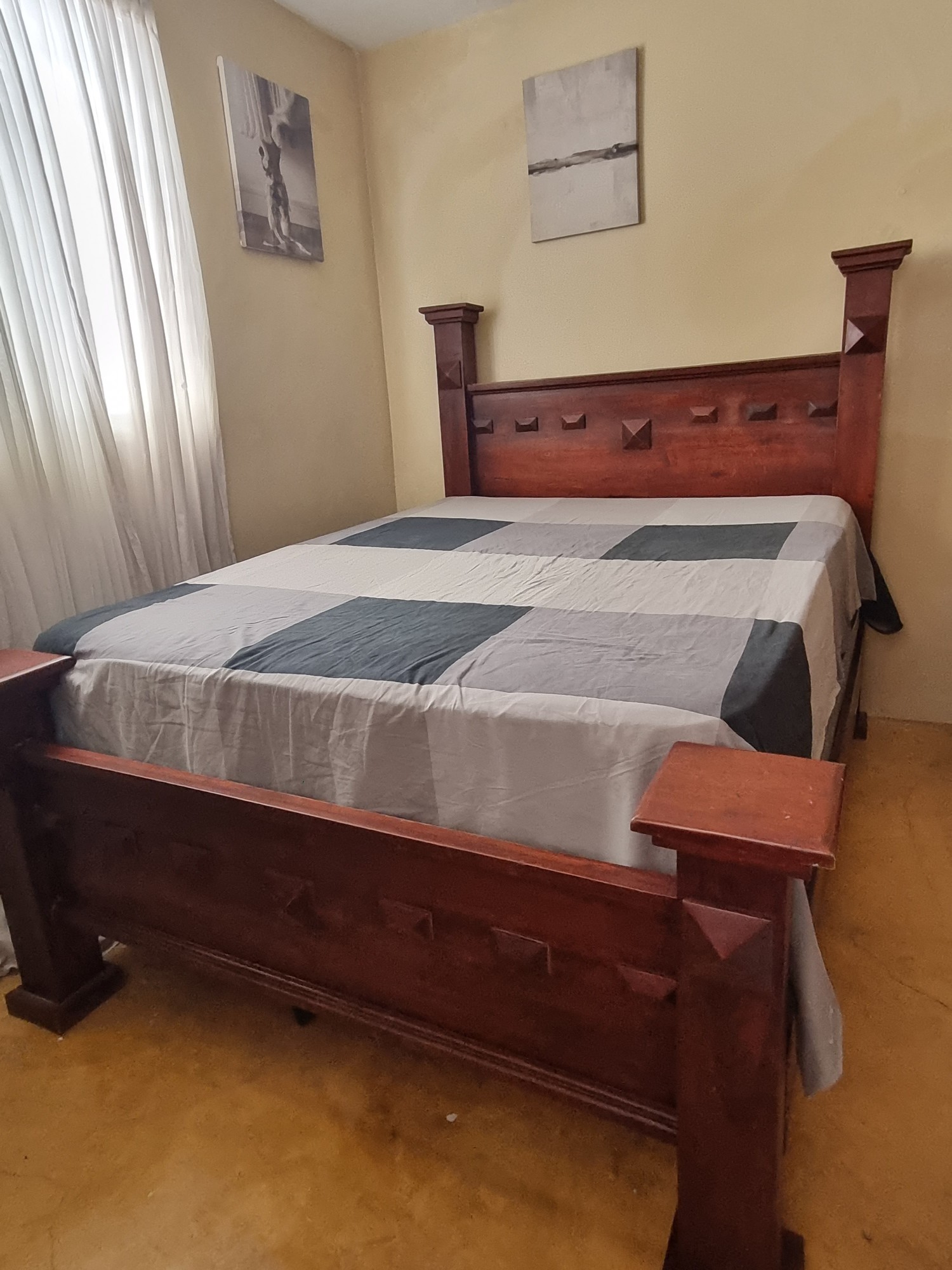 muebles y colchones - Juego de habitacion matrimonial en Caoba, incluye GAVETERO Y MESITAS DE NOCHE.