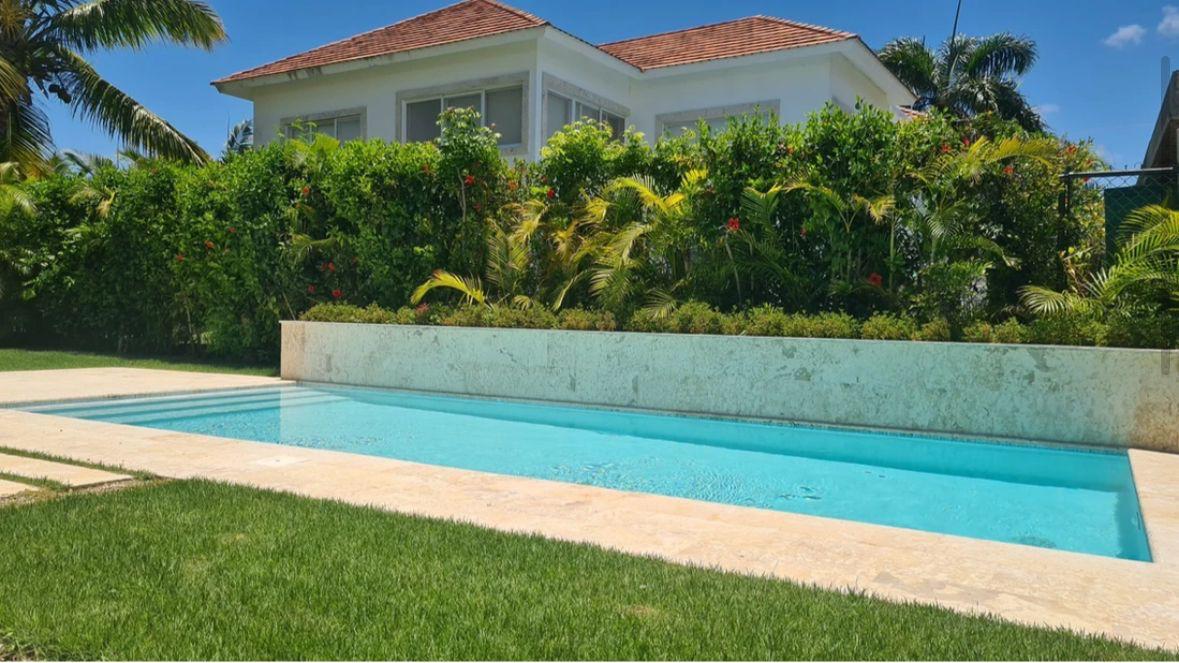 casas vacacionales y villas - Villa Renta Punta Cana Village 4 Habitaciones / Gran Patio y Piscina