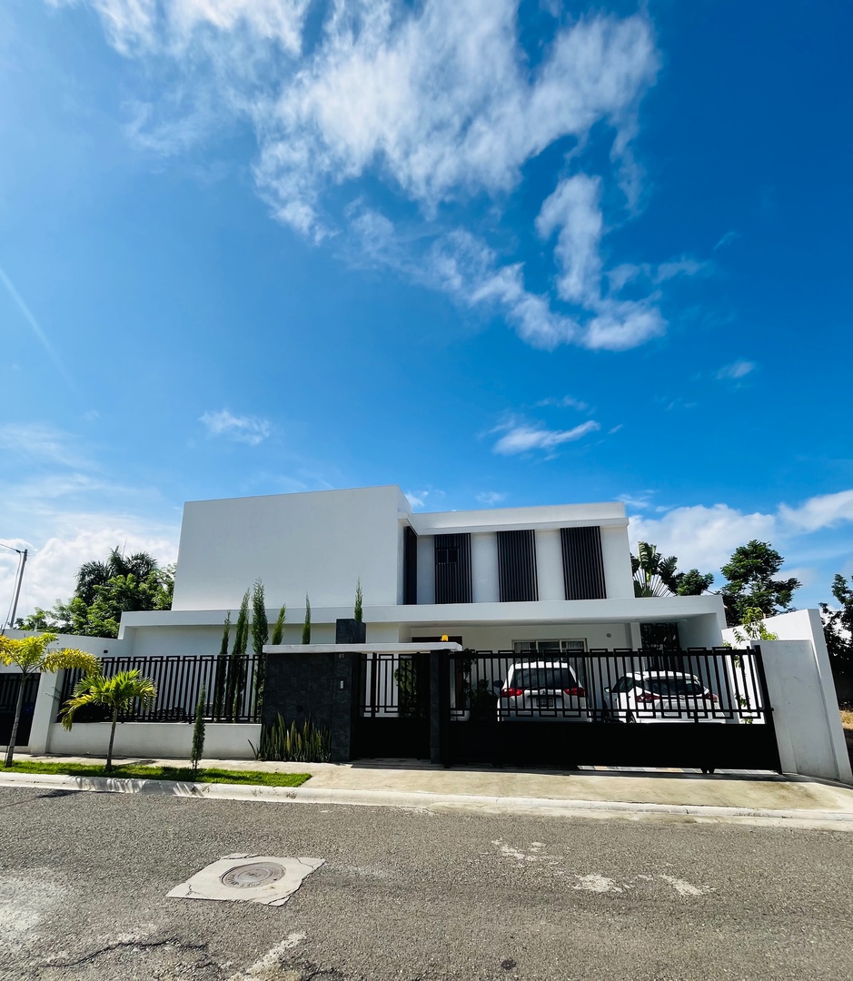 casas - Vendo hermosa casa de 2 niveles en urbanización cerrada por la 27 de Febrero.