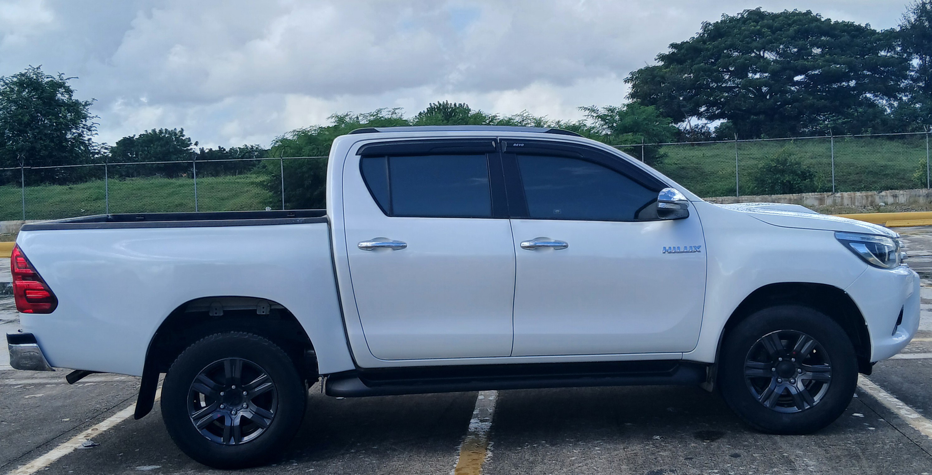 jeepetas y camionetas - - “Toyota Hilux 2018 – Gran Oportunidad, ¡Listo para Usar!” 1