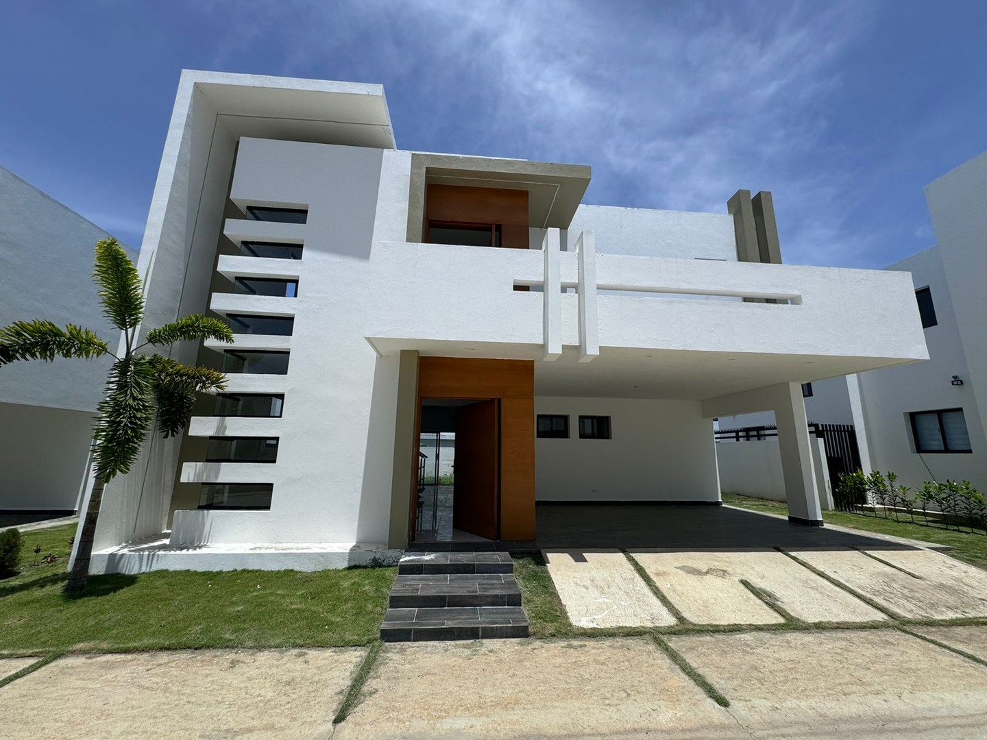 casas - CASA EN VENTA A MINUTOS DEL AEROPUERTO CIBAO.