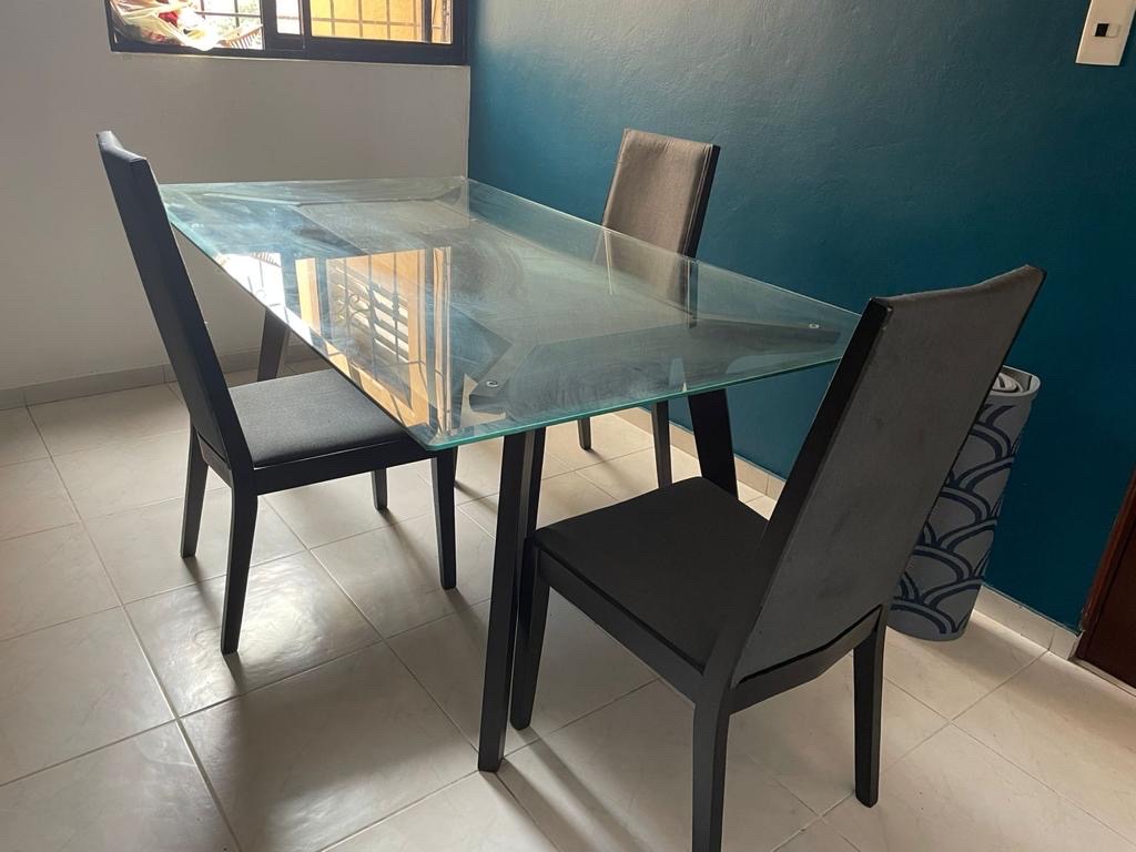 muebles y colchones - Comedor con cuatro sillas