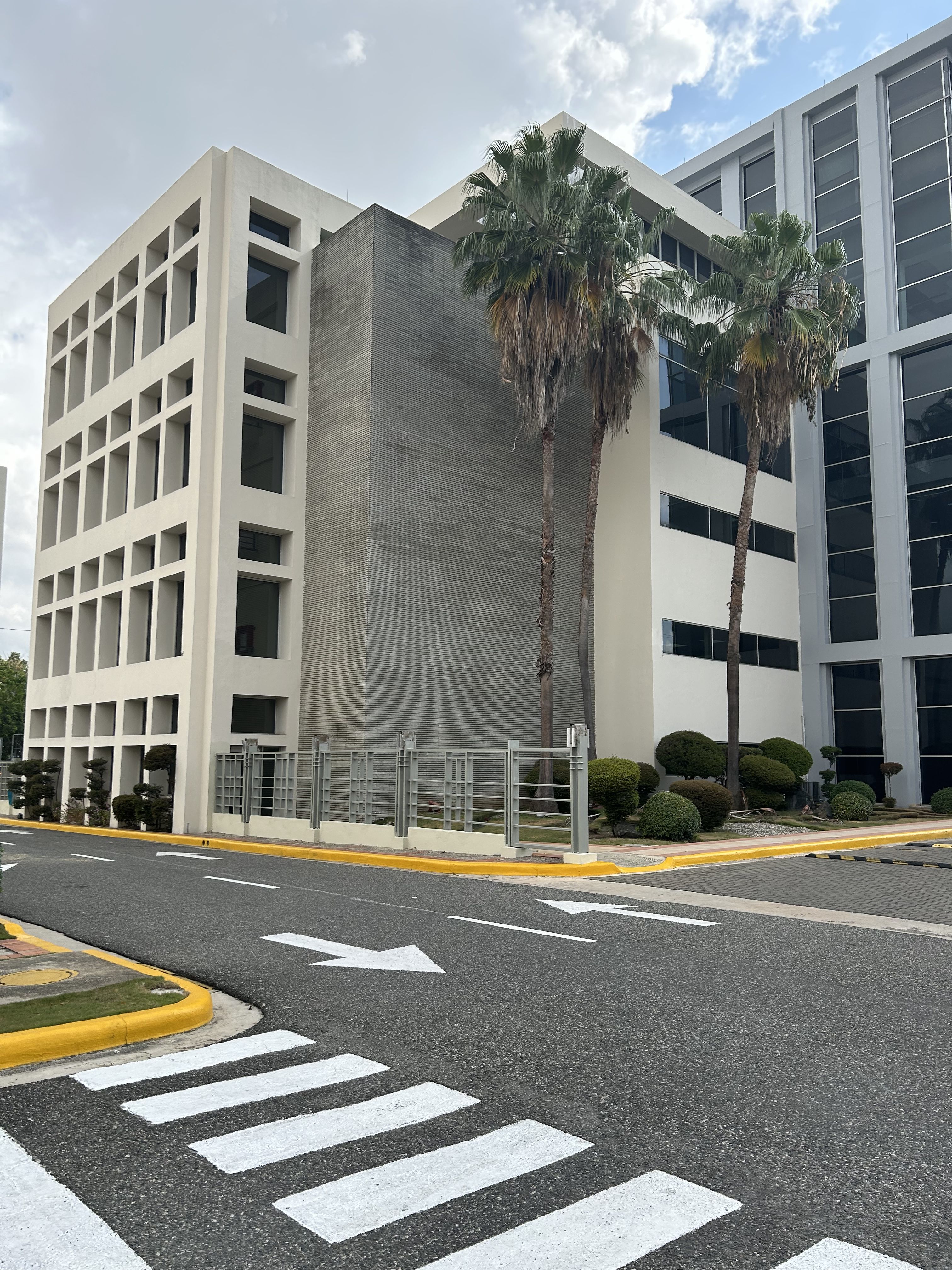 oficinas y locales comerciales - Edificio corporativo alquiler en Naco 2