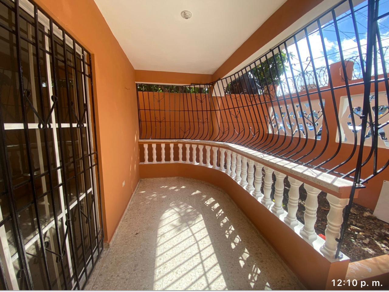 casas - Venta de casa de 2 niveles en charles de Gualle 9