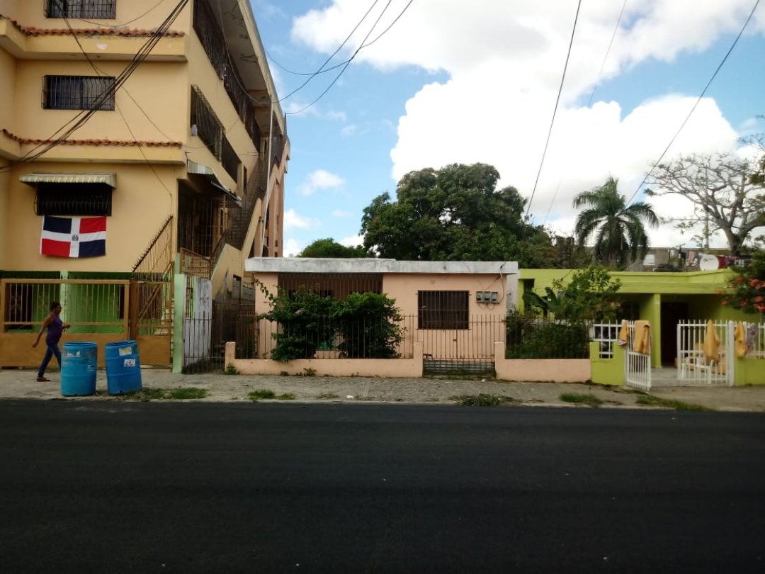 casas - Casa con solar en el Distrito Nacional, próximo a la Plazoleta La Trinitaria !!