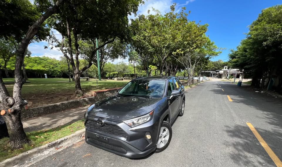 jeepetas y camionetas - TOYOTA RAV4 XLE 2021 POCAS MILLAS RECIEM IMPORTADA 4