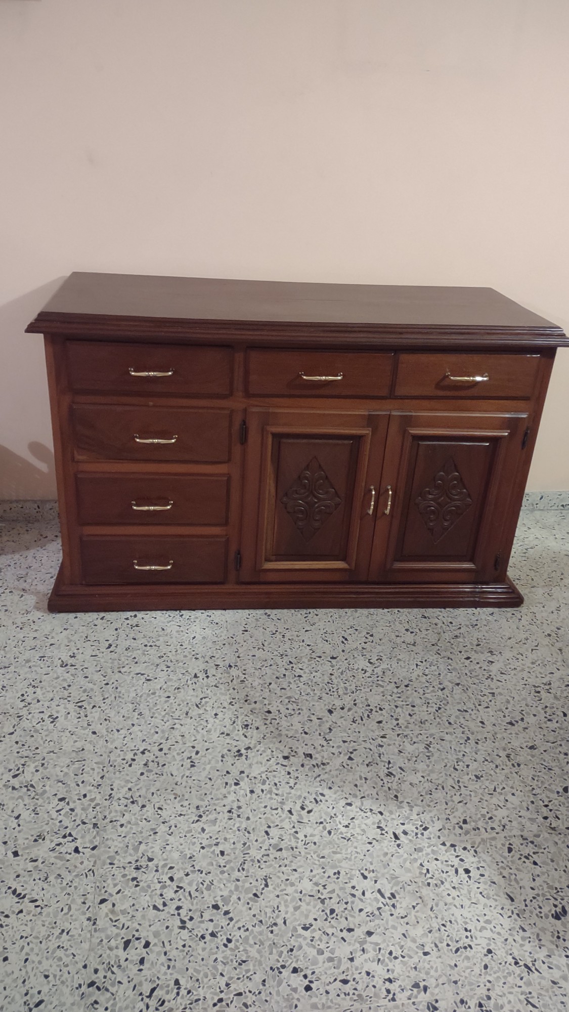 muebles y colchones - Vendo hermoso mueble en caoba centenaria con gabetas y puertas para tu sala 