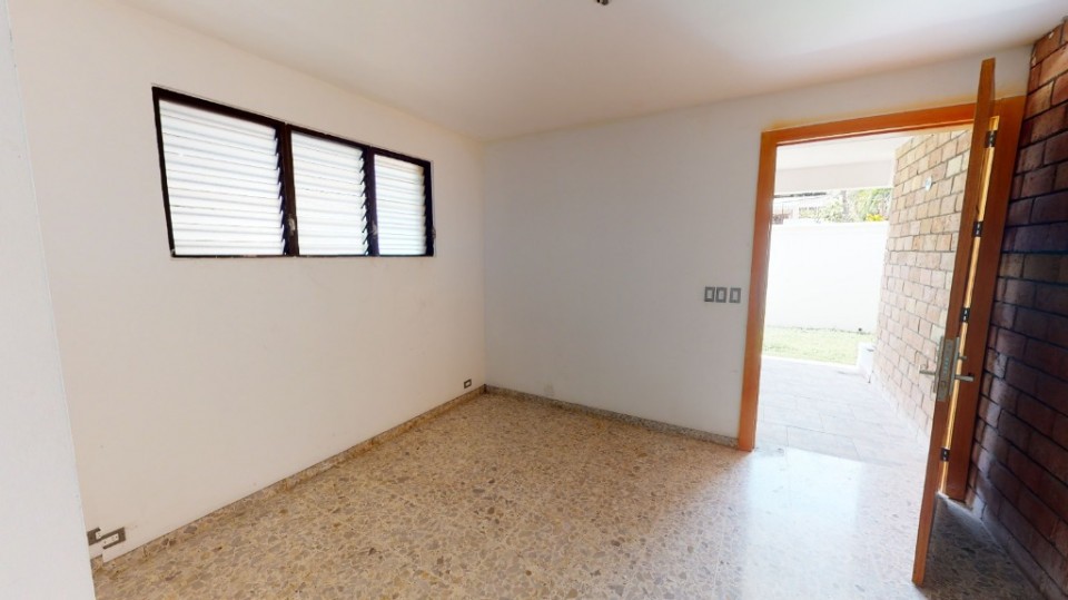 casas - Vendo casa Amplia y Remodelada en los Cacicazgos! Tres niveles, 5 hab, 4 parq. 1