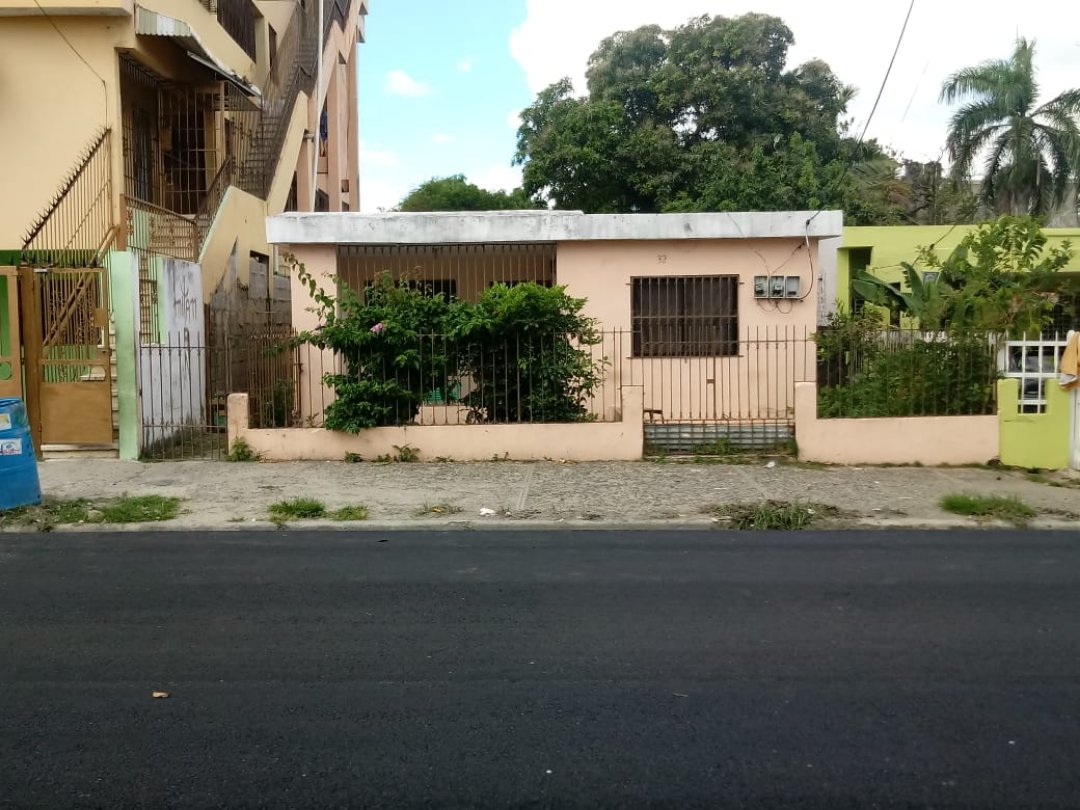 casas - Casa con solar en el Distrito Nacional, próximo a la Plazoleta La Trinitaria !! 2