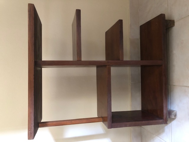 muebles y colchones - Vendo mesa exhibidor asimétrica de madera. 