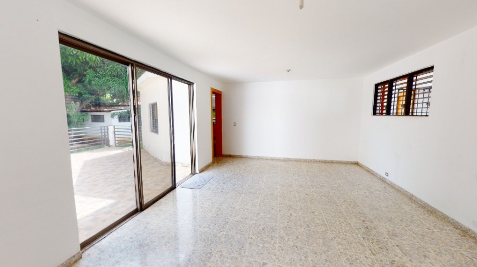 casas - Vendo casa Amplia y Remodelada en los Cacicazgos! Tres niveles, 5 hab, 4 parq. 2