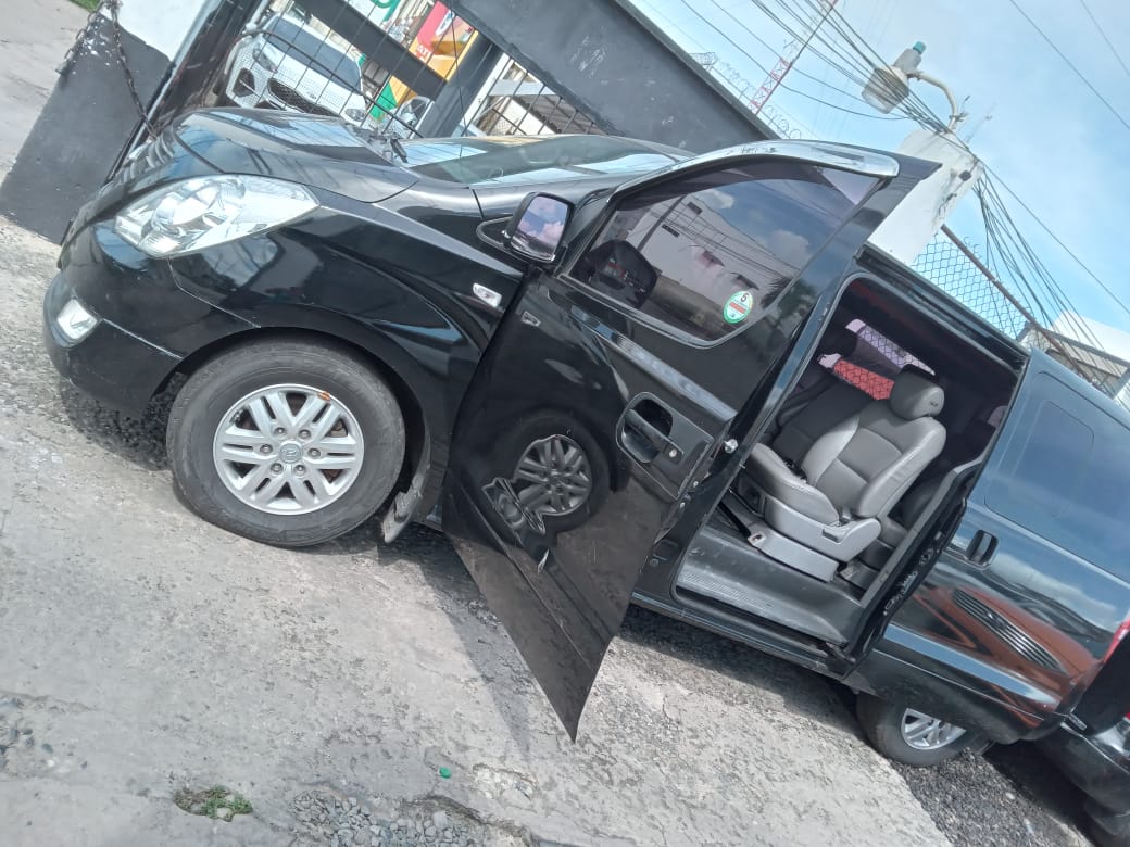 jeepetas y camionetas - HYUNDAI GRAND STAREX 2017 NEGRA DESDE RD$1,250.100 0