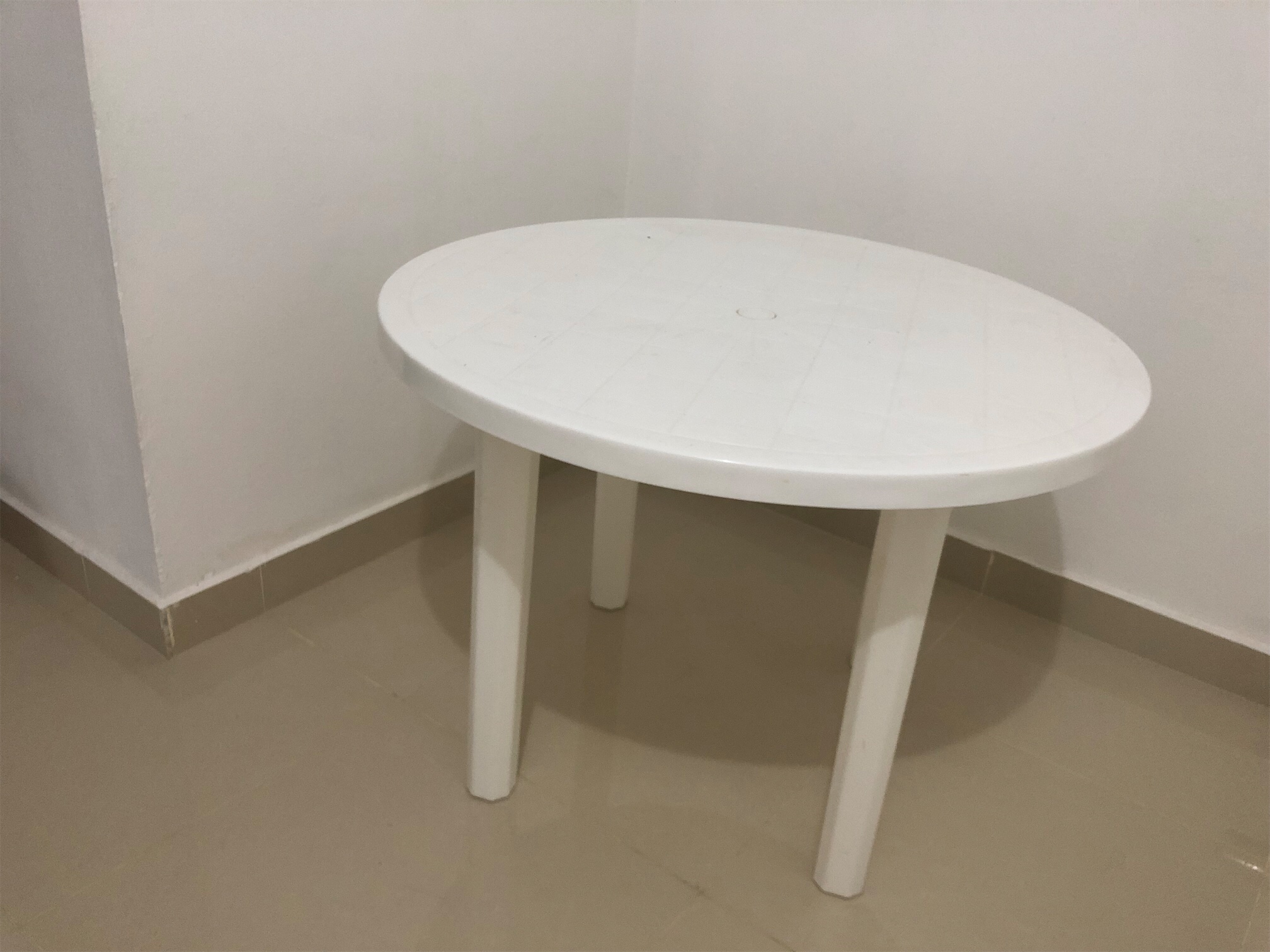 muebles y colchones - Vendo mesa plástica redonda