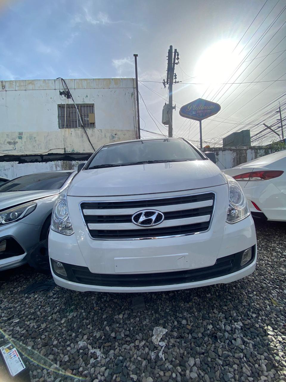 jeepetas y camionetas - HYUNDAI STAREX 2017 BLANCA DESDE: RD$ 1,250.100.00