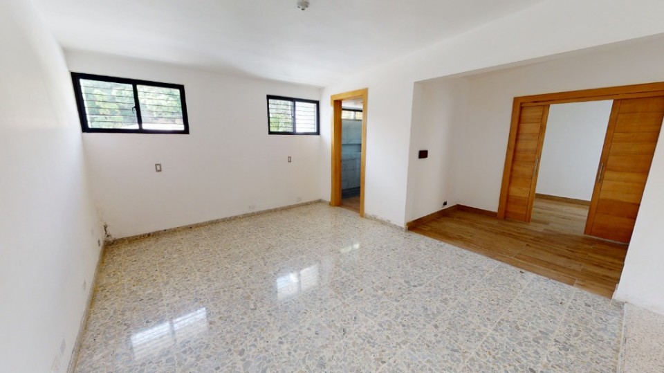 casas - Vendo casa Amplia y Remodelada en los Cacicazgos! Tres niveles, 5 hab, 4 parq. 3