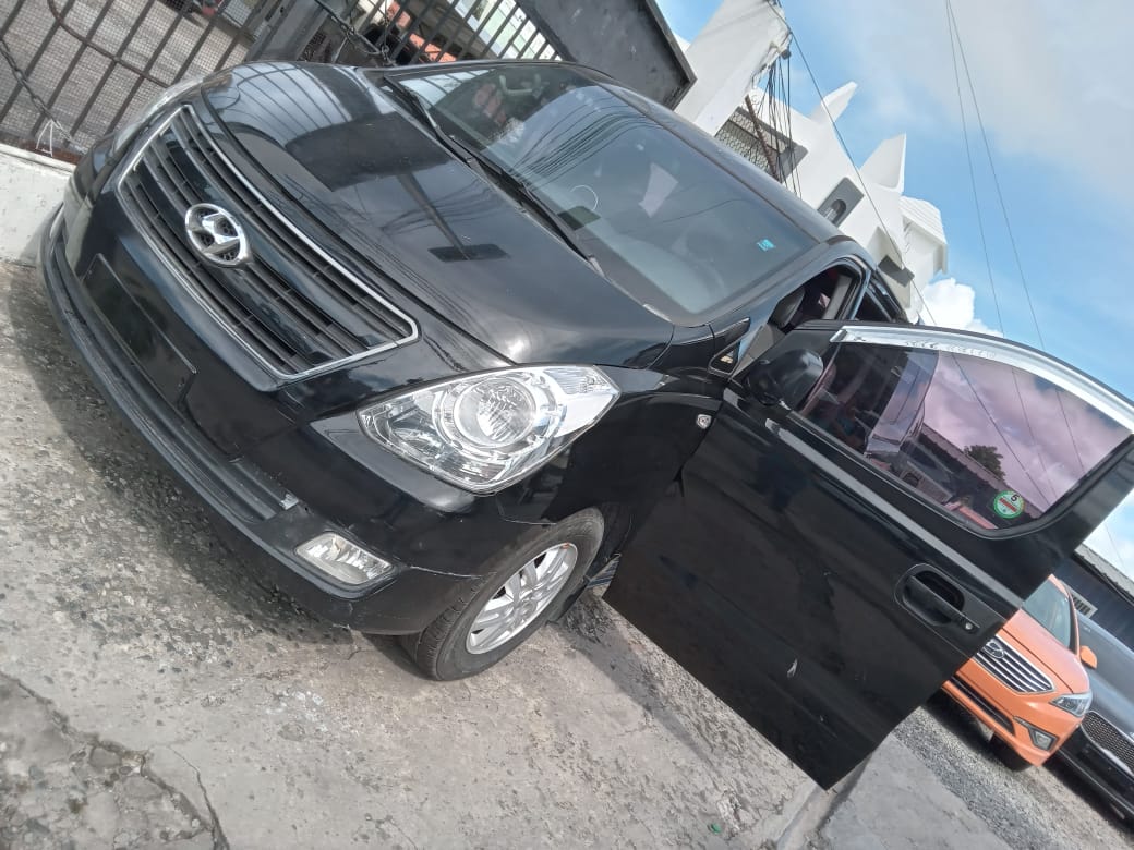 jeepetas y camionetas - HYUNDAI GRAND STAREX 2017 NEGRA DESDE RD$1,250.100 1