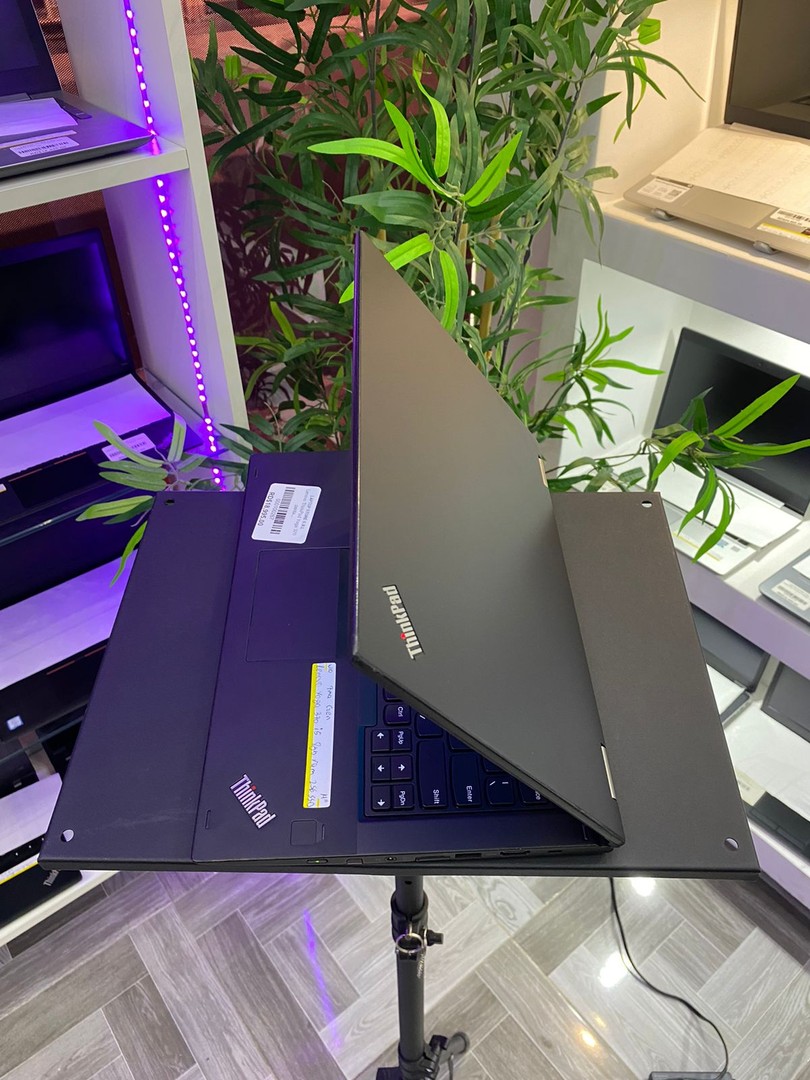 computadoras y laptops - Lenovo ThinkPad Yoga 370 Touch Core i5 7ma Gen 8GB RAM 256GB SSD Windows 10

 2