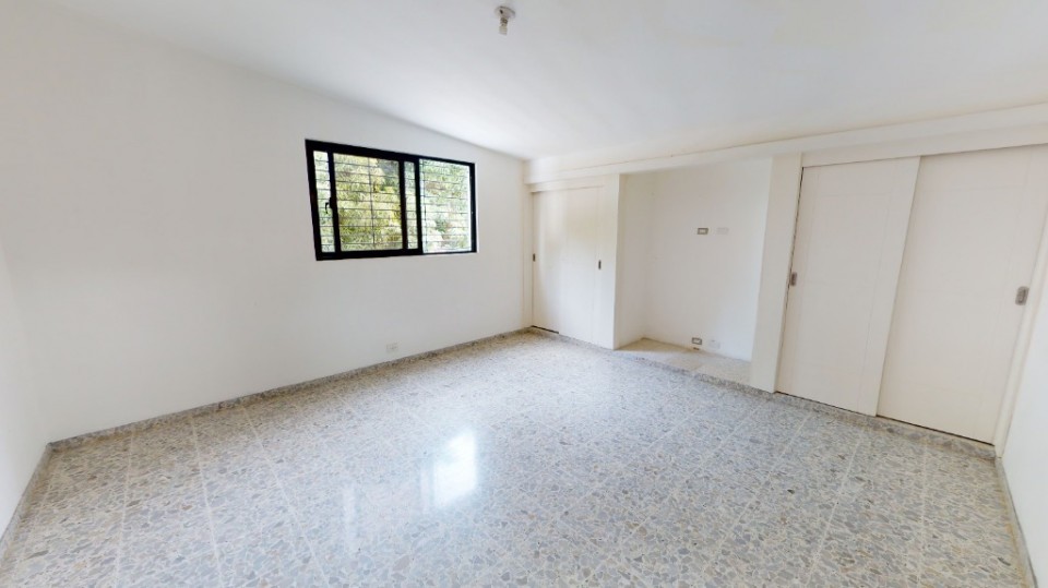 casas - Vendo casa Amplia y Remodelada en los Cacicazgos! Tres niveles, 5 hab, 4 parq. 7