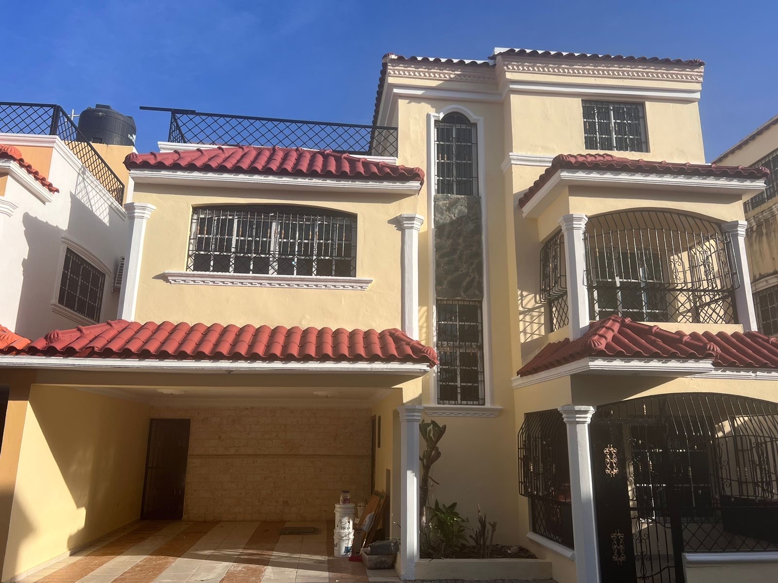 casas - venta de casa en vista hermosa cerca de la avenida mella Santo Domingo este  2