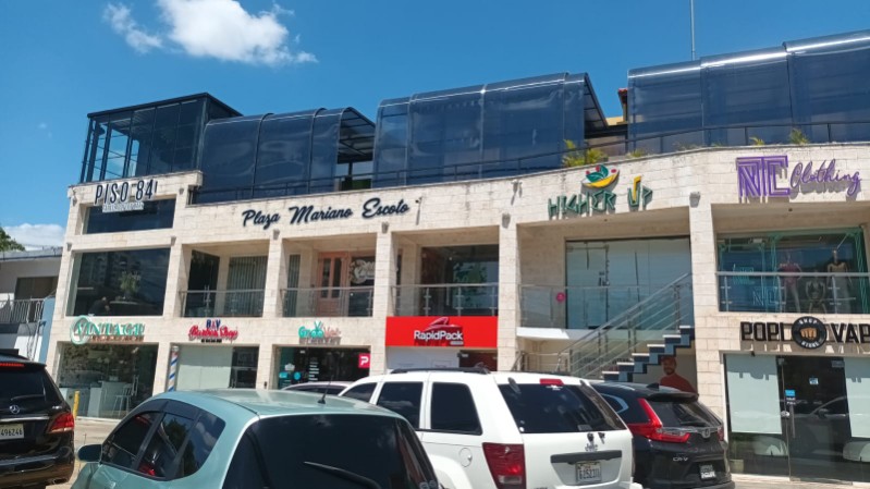 oficinas y locales comerciales - Local de alquiler en la Romumo Betancourt en la Plaza Mariano Escoto 900 dolares