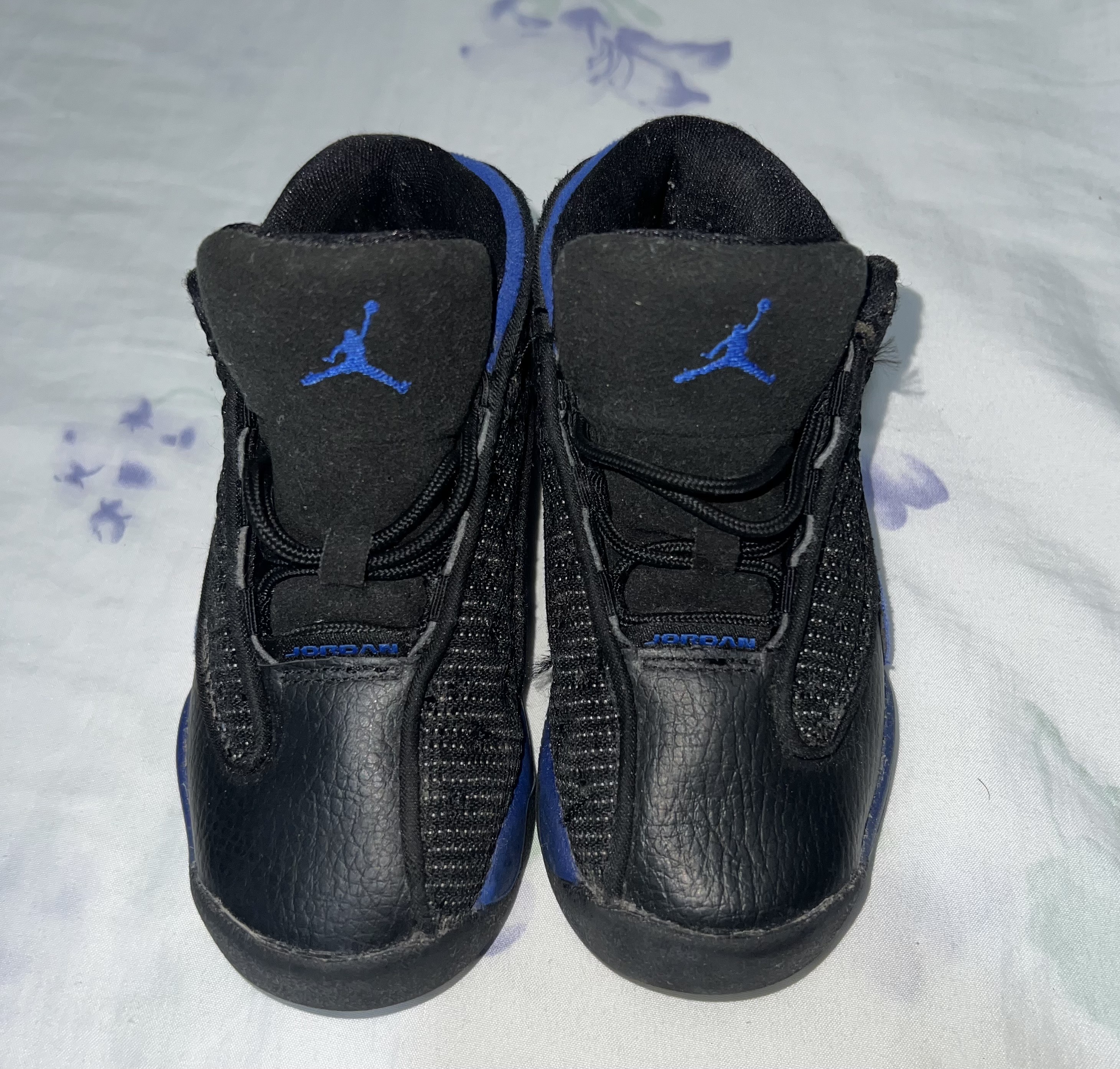 ropa y zapatos - Nike AIR JORDAN 13 -Niño- Size 9C Negro con Azul Oscuro.