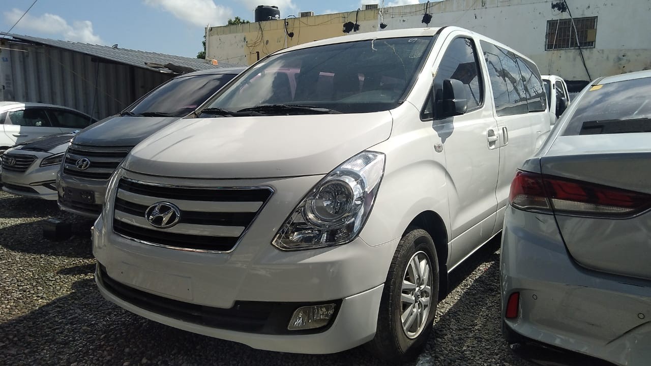 jeepetas y camionetas - HYUNDAI STAREX 2017 BLANCO 1