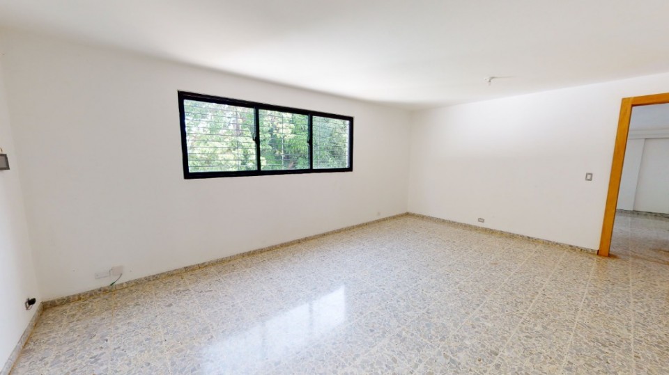 casas - Vendo casa Amplia y Remodelada en los Cacicazgos! Tres niveles, 5 hab, 4 parq. 5