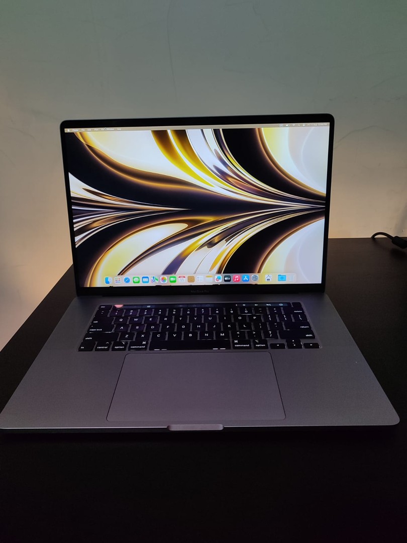 computadoras y laptops - Macbook pro 2019 i9 32GB de RAM 512 SSD 8 nucleos 15" varios modelos disponibles