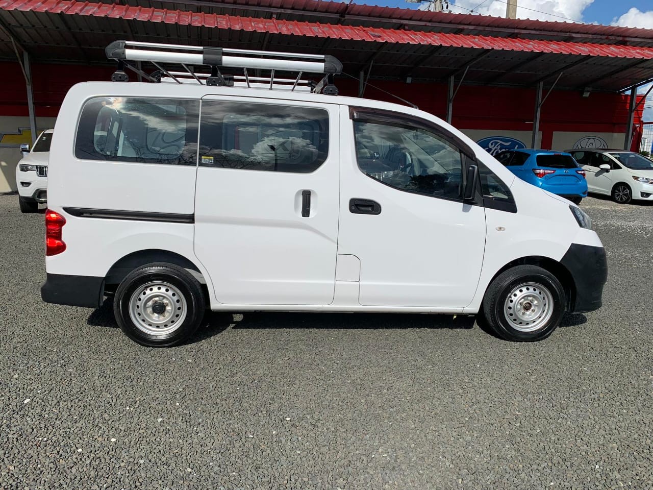 jeepetas y camionetas - NISSAN NV 200 .                          6