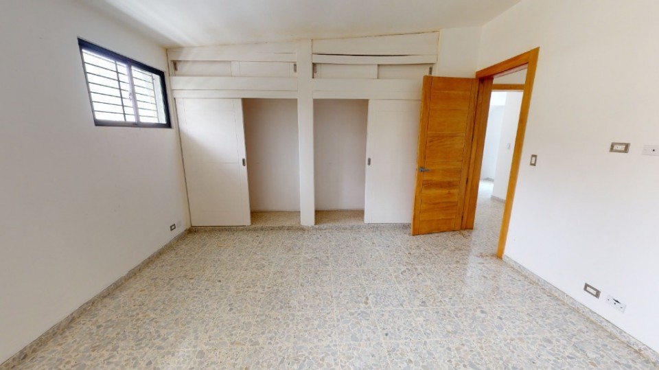 casas - Vendo casa Amplia y Remodelada en los Cacicazgos! Tres niveles, 5 hab, 4 parq. 6