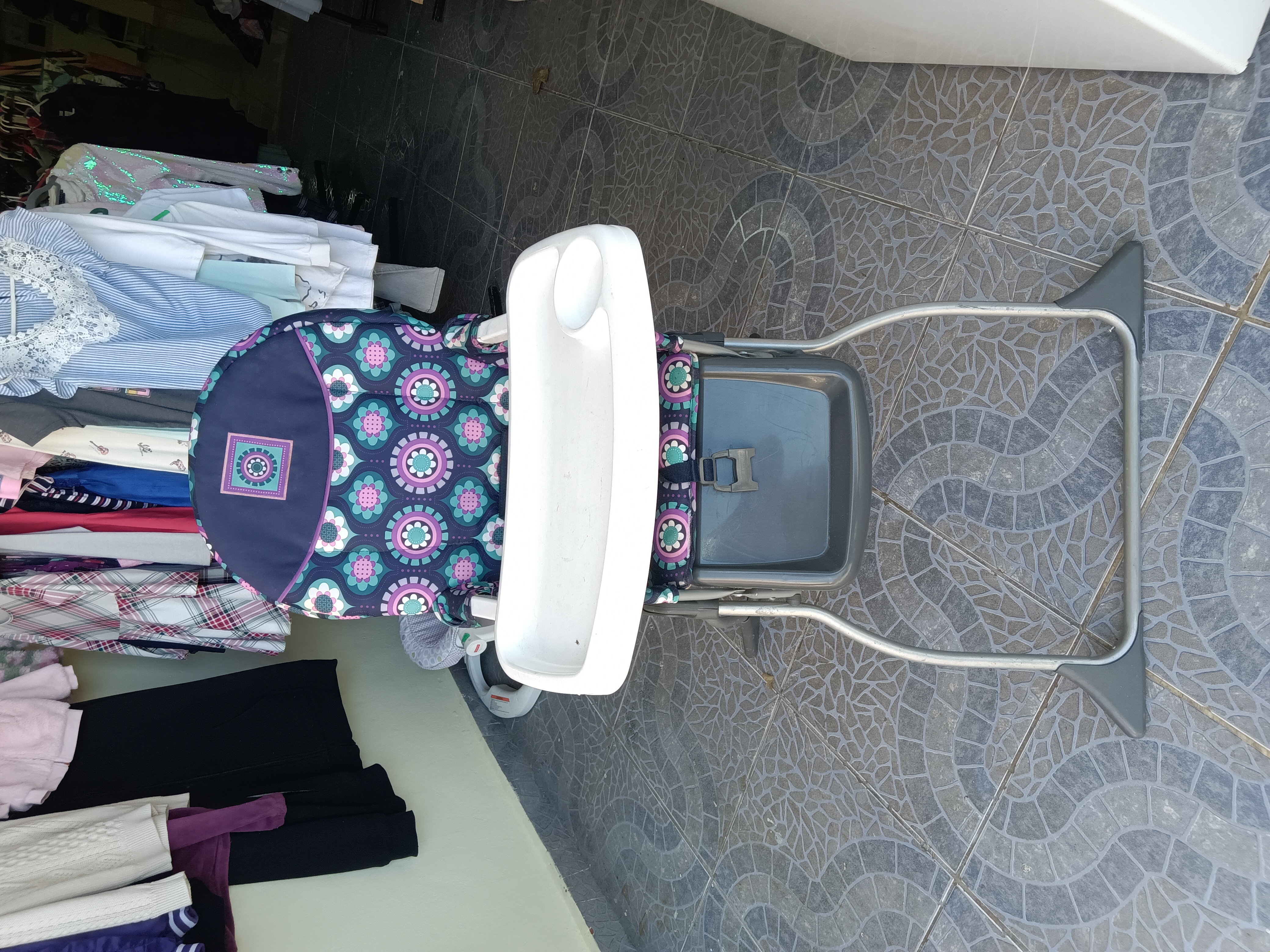 coches y sillas - silla de comer..$2500….sillitas..$1,200 fisher price