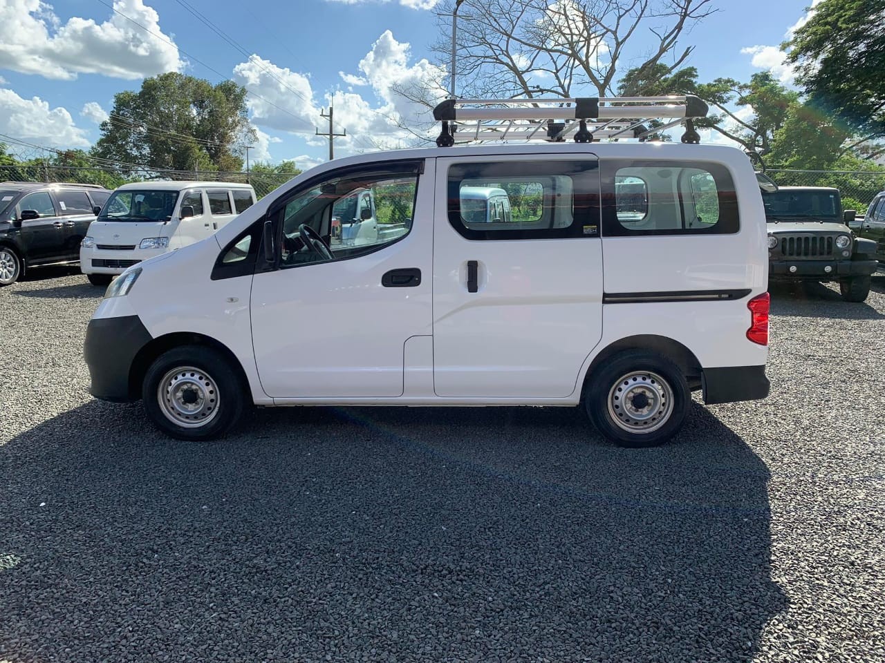 jeepetas y camionetas - NISSAN NV 200 .                          8