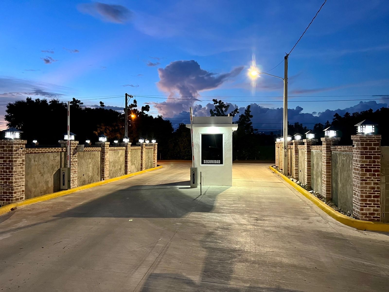 solares y terrenos - vendo hermoso  solar en proyecto cerrado en Licey  2